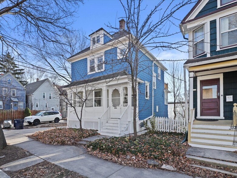 Building Photo - 1613 E Hartford Ave