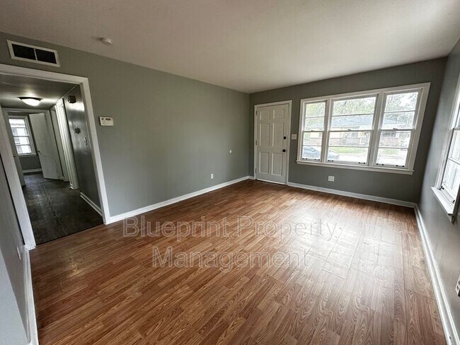 Building Photo - 913 27th St SW
