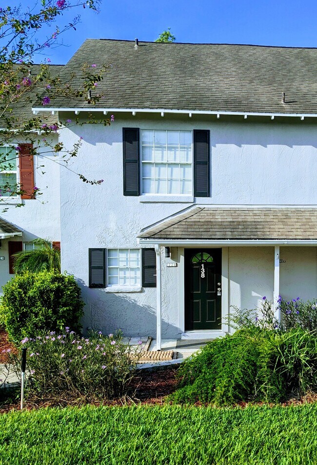 Building Photo - 1226 Villa Ln