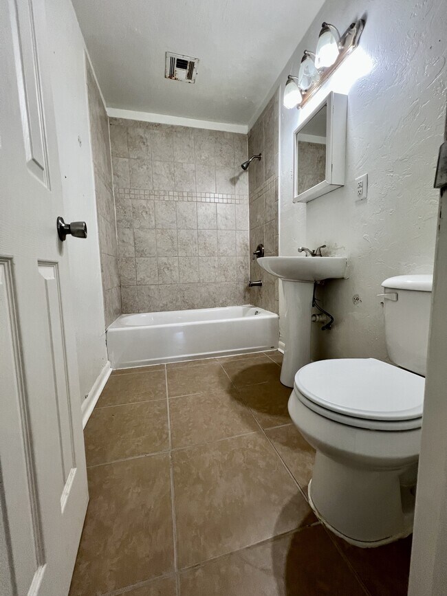 Building Photo - 703 Terry Dr