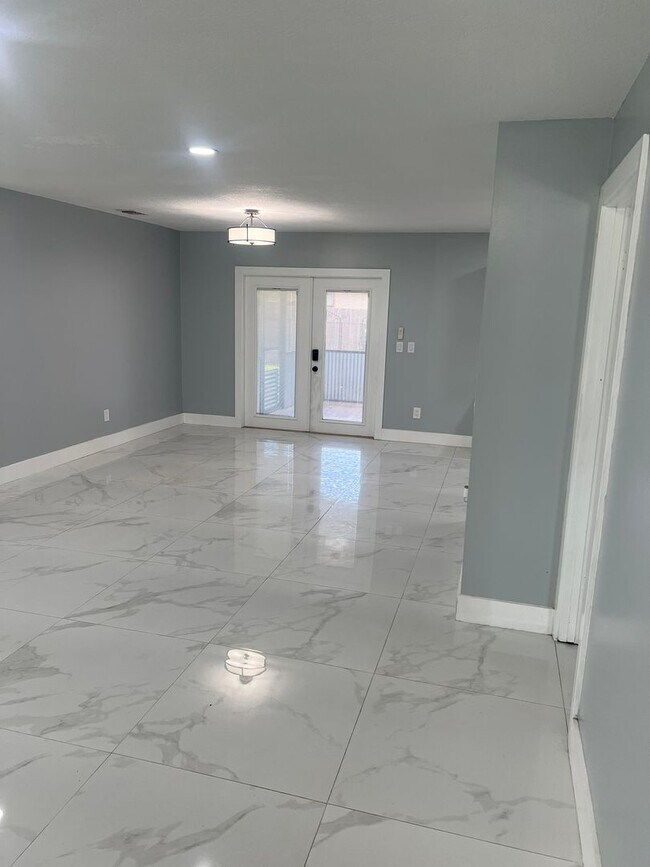 Building Photo - NEWLY RENOVATED 3 BEDROOM 2 BATH HOME- TIL...