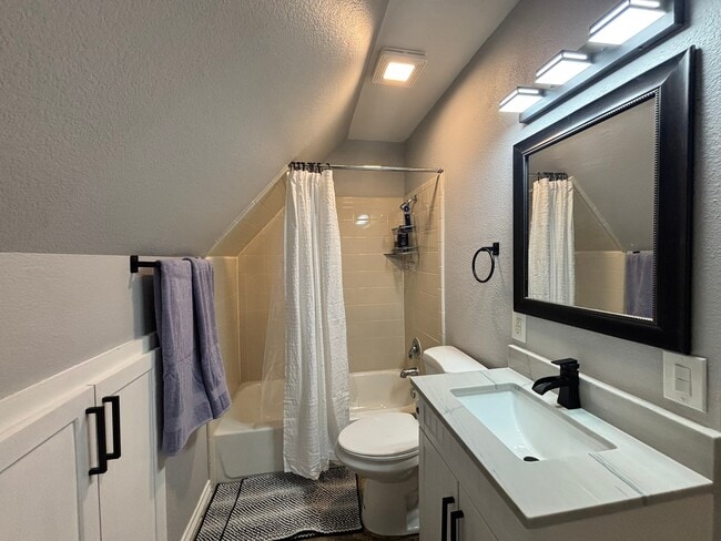 Building Photo - 427 Rice Ave