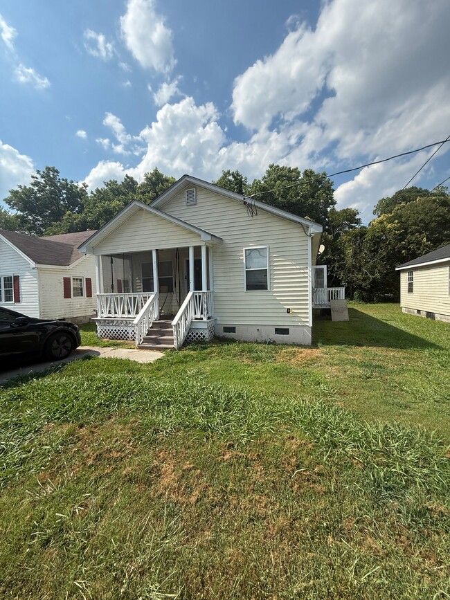 Building Photo - 814 Robinson St
