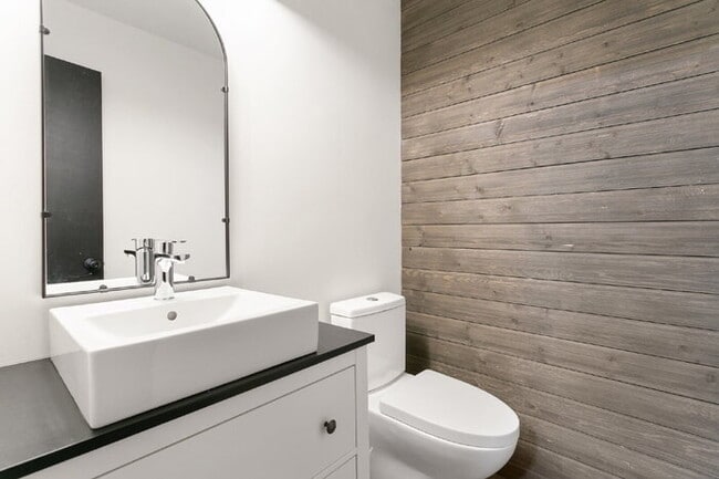 Building Photo - Charming 2BR + Loft Townhome with Stylish ...