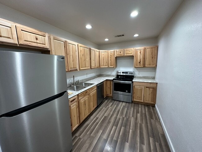 Building Photo - 3 Bed 3 Bath Townhouse