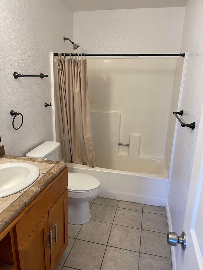 Building Photo - 2nd Floor condo For Rent