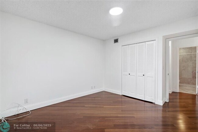 Building Photo - 6211 Bay Club Dr