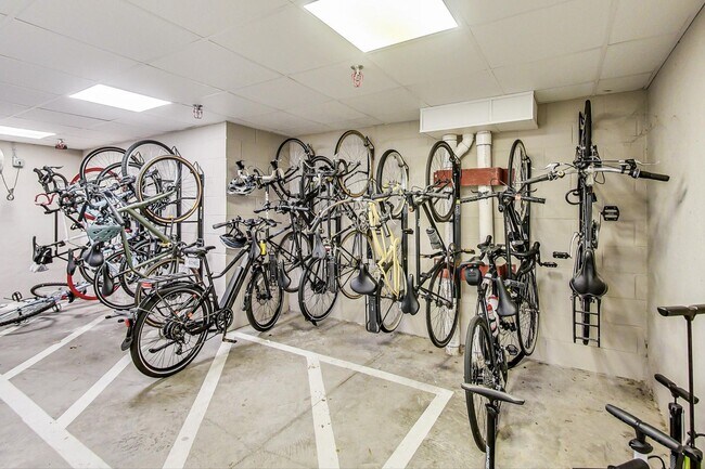 Building Photo - Gorgeous 2 bedroom 2 bath condo just steps from Columbia Hgts center $3,550