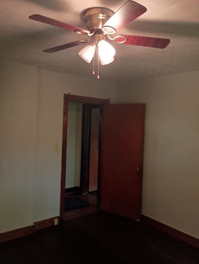 Building Photo - Cozy Ranch