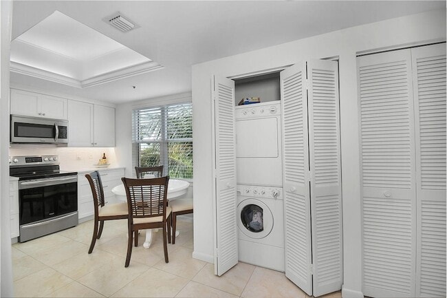 Building Photo - 221 NE Plantation Rd