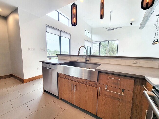 Building Photo - 325 Southwind Rd