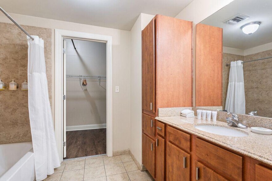 Building Photo - 925 Common St