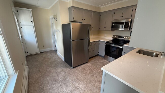 Building Photo - Lovely, 2 Story Apartment Triplex within W...