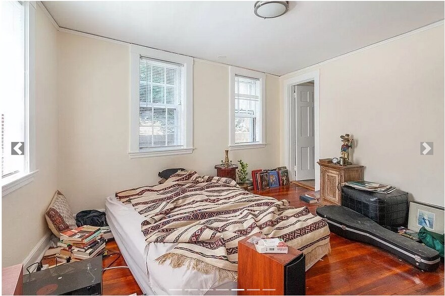 Building Photo - 27 Gibson St