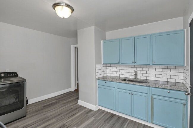 Building Photo - Cozy 2 Bedroom Home with Large Yard | Move-In Ready