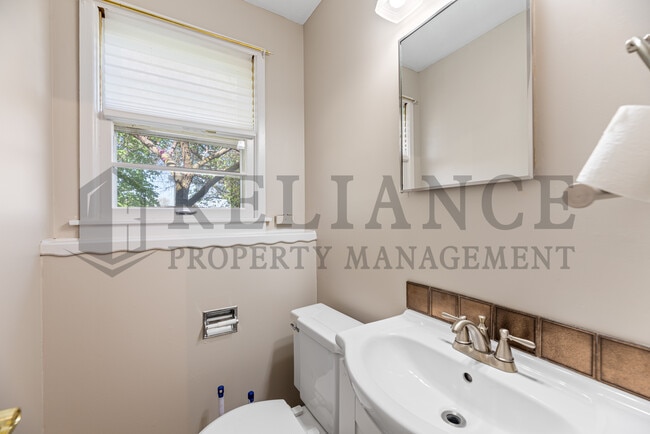 Building Photo - 1440 Community Dr