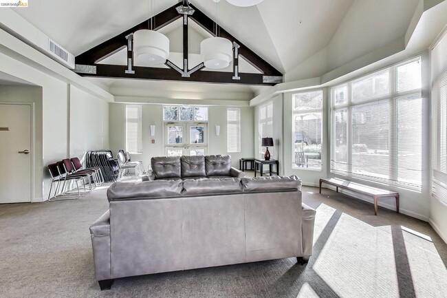 Building Photo - 555 10th St