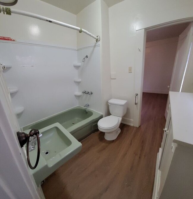Building Photo - 2 bed 1 bath 1 car garage home cottage in ...