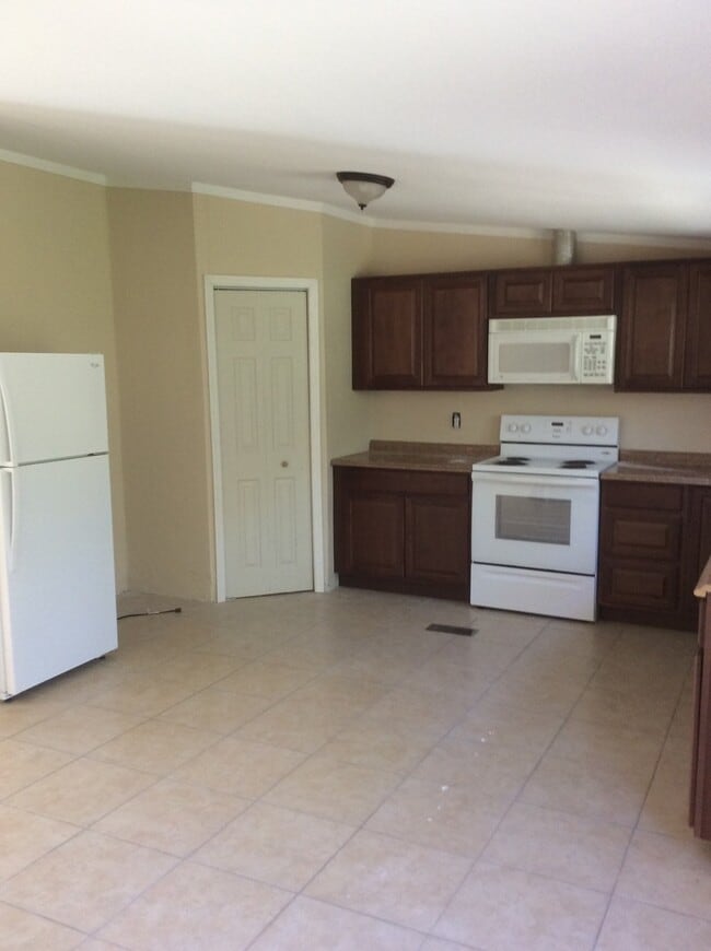 Building Photo - Large 4 Bedroom 2 bath DWMH