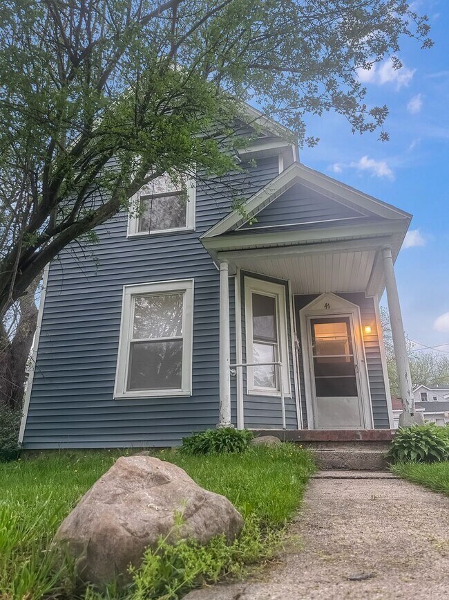 Building Photo - 41 Caledonia St NE