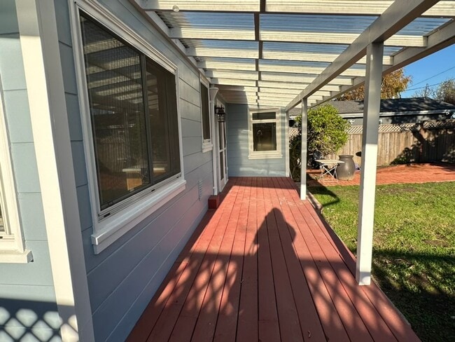 Building Photo - Epic REA - Great Home w/2 BR/1 BA Plus Bonus Loft in Mills Park Neighborhood