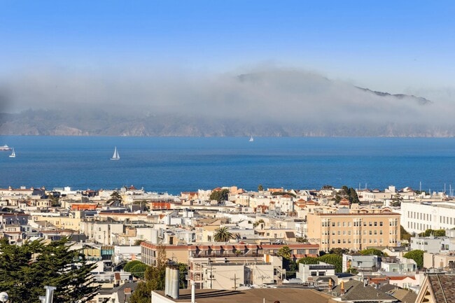 Building Photo - 2470 Broadway