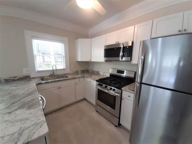 Building Photo - Adorable 2BD/1BTH 1st floor Condo in the H...