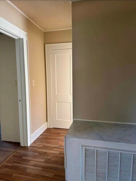 Building Photo - 305 Smith St