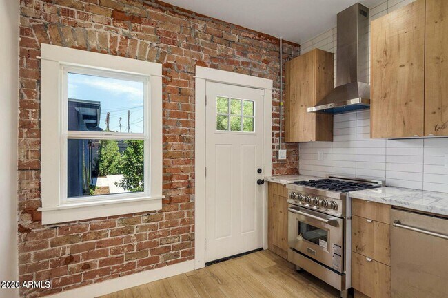 Building Photo - 912 E Roosevelt St