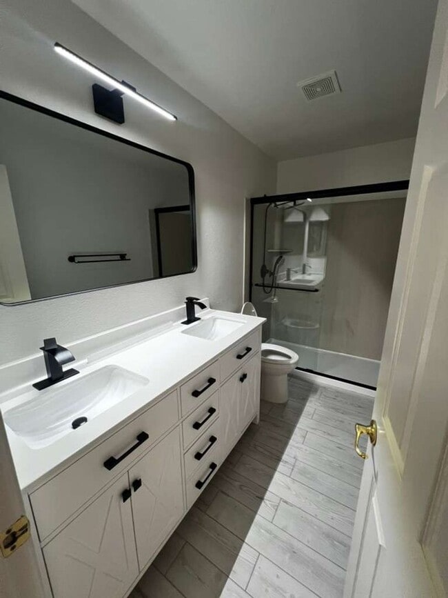 Building Photo - Must see 2 story 4 bed/3 bath home in the heart of SUMMERLIN