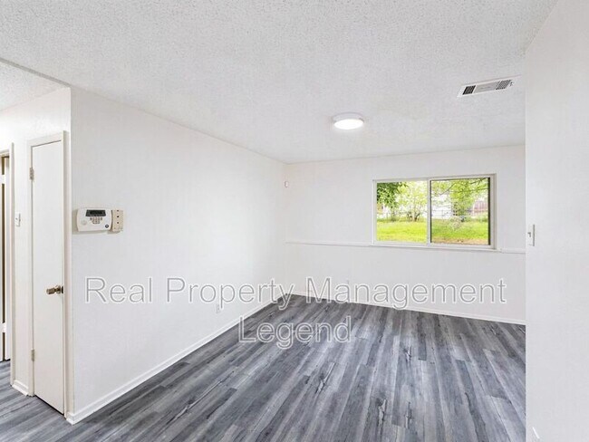 Building Photo - 1021 Irene Dr