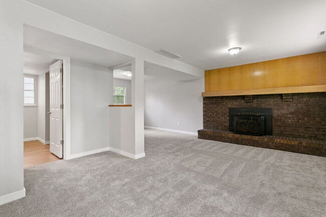 Building Photo - Freshly Renovated 4-Bedroom Home with Over...
