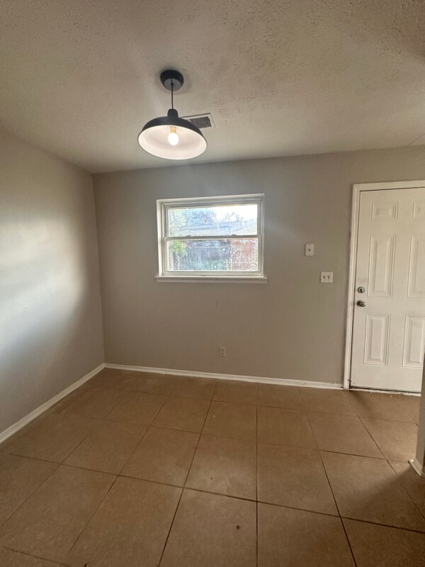 Building Photo - 150 E Blue Jay Rd