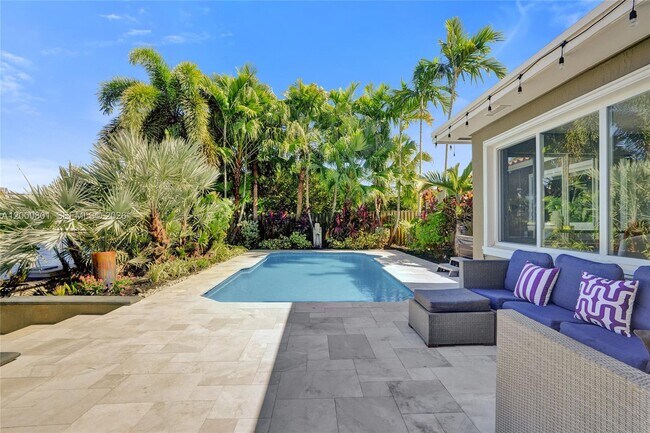 Building Photo - 417 NE 29th St