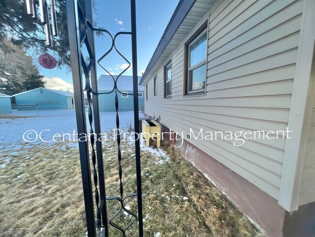 Building Photo - Large 2 bedroom house with an oversized ga...