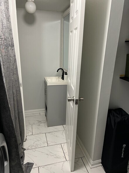 Building Photo - 633 14th St NE