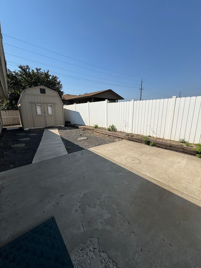 Building Photo - 1018 Holbrook Ct