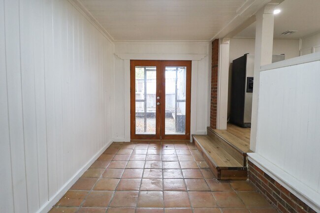 Building Photo - Midtown 2 Bedroom Gem! Available for move in immediately!