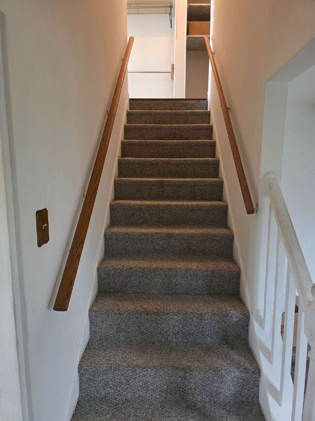 Building Photo - 549 Thompson Ave