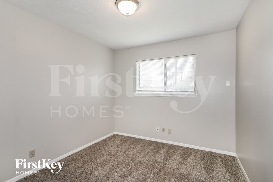 Building Photo - 2606 N Spring Dr