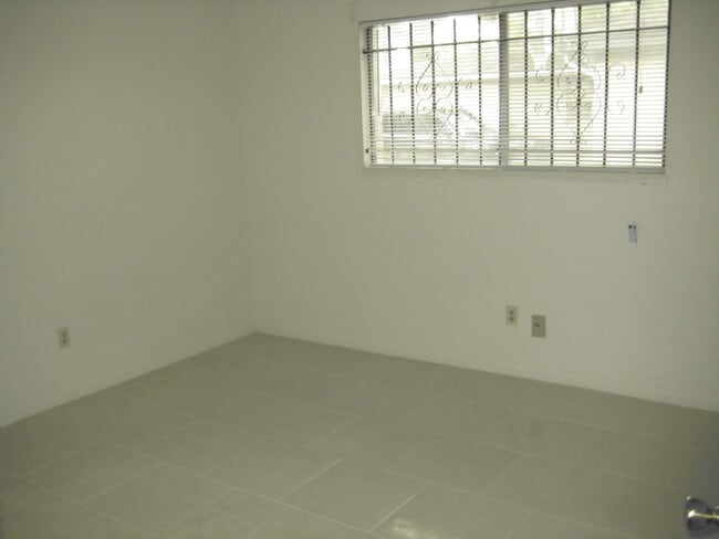 bed rom 2 - 959 W Nelda Rd