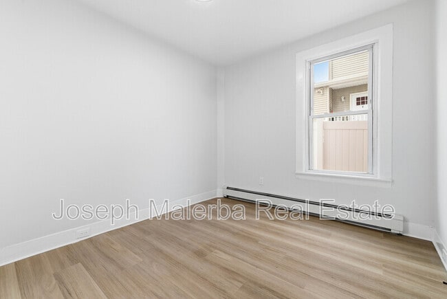 Building Photo - 848 Bank St