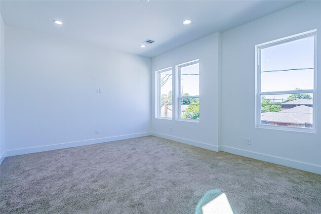 Building Photo - 5402 Margarita St