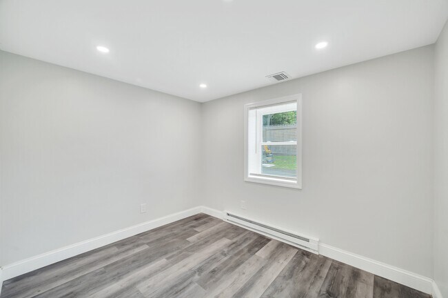 Building Photo - 615 Macdonald Ave