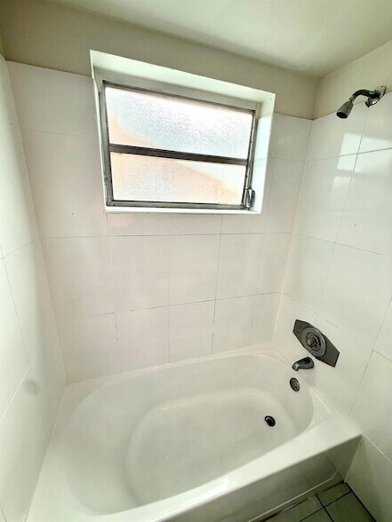 Building Photo - 3880 Woodside Dr