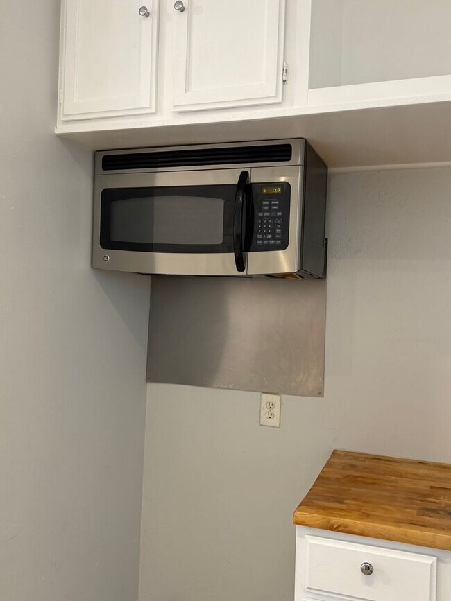 Building Photo - Stylish 2/2 Bungalow with Modern Kitchen & Spacious Backyard