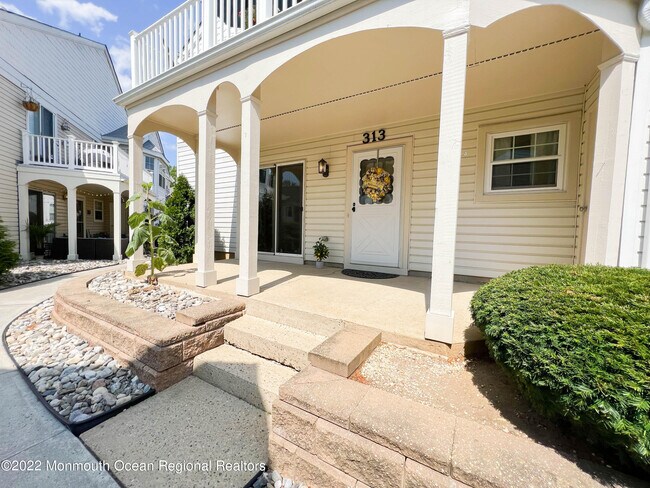 Building Photo - 313 Tulip Ln