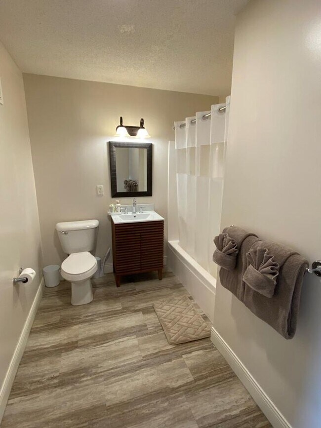 Building Photo - River View Condominium! PRICE REDUCED!