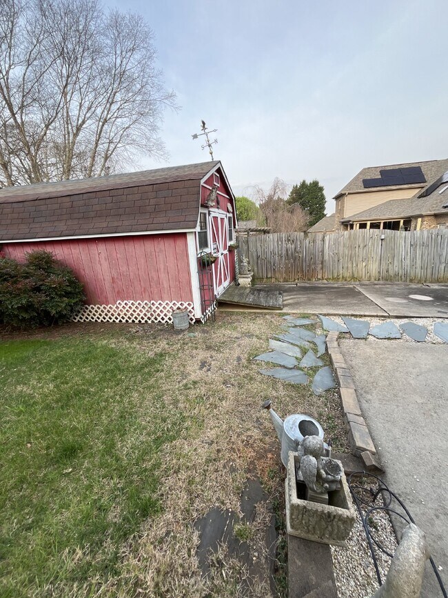 Building Photo - "Charming Kernersville Retreat: Spacious 4-Bed Gem with Granite Touches & Cozy Fireplace"