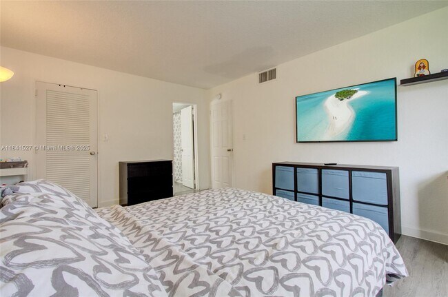 Building Photo - 4610 NW 79th Ave